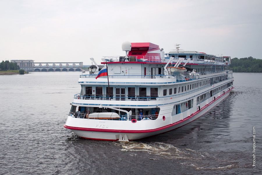 Разворот на месте теплохода «Русь» перед причалами города Углича 3 июля 2010 года