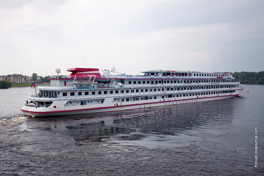 Разворот на месте теплохода «Русь» перед причалами города Углича 3 июля 2010 года