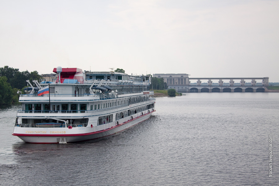 Теплоход «Константин Симонов» отходит от Углича 3 июля 2010 года