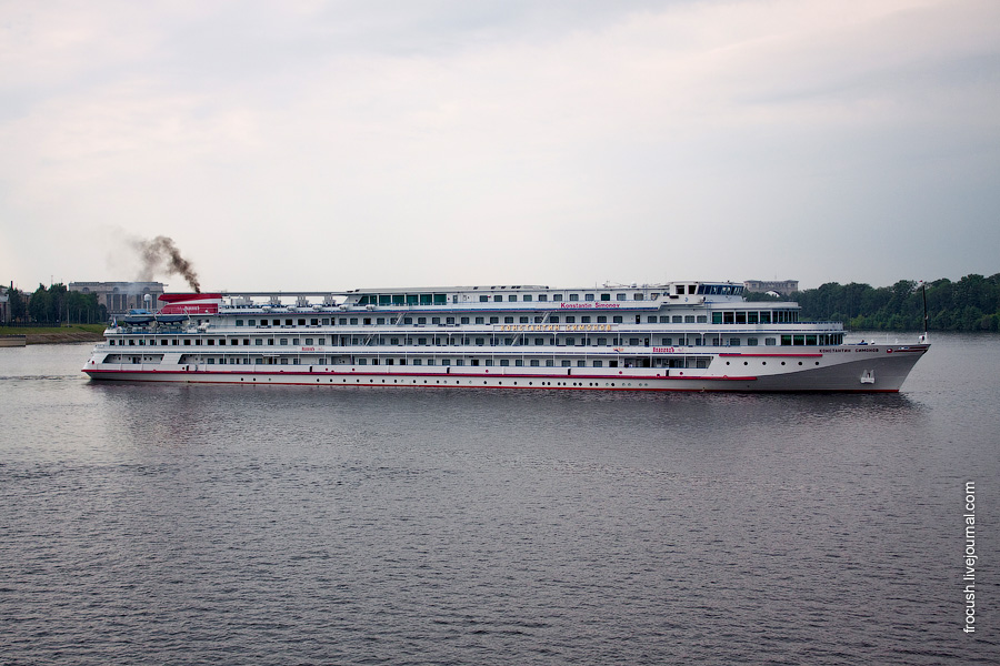 Теплоход «Константин Симонов» отходит от Углича 3 июля 2010 года