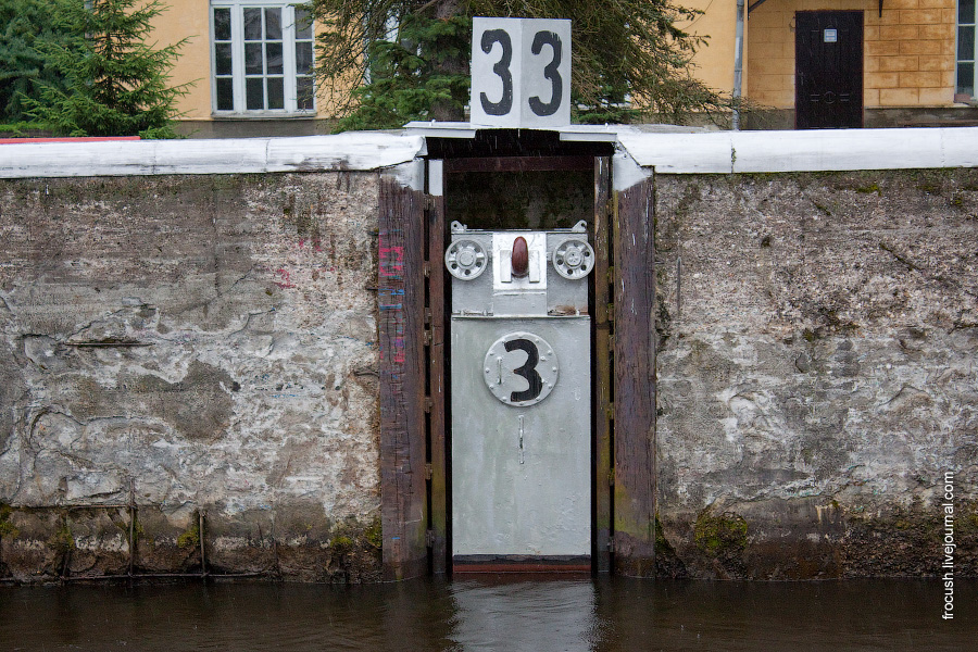 Плавучий рым шлюза Угличского гидроузла 3 июля 2010 года