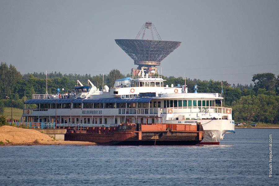 Теплоход «М.В.Ломоносов» в Калязине с Калязинским ухом 3 июля 2010 года