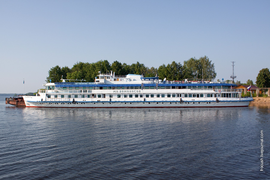 Теплоход «М.В.Ломоносов» в Калязине 3 июля 2010 года