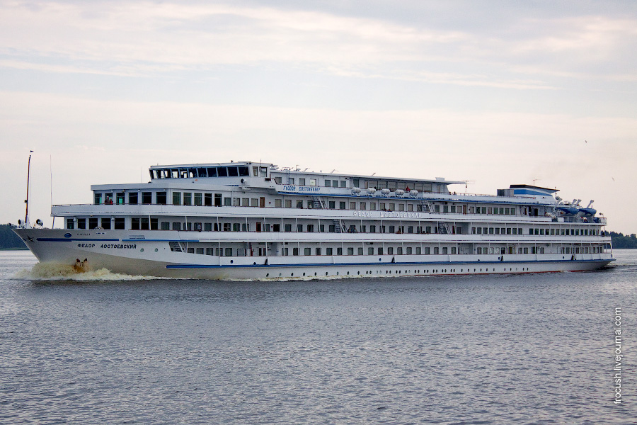 Теплоход «Федор Достоевский» идет недалеко от Калязина вниз по Волге 3 июля 2010 года