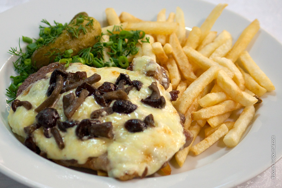 Ужин 3 июля 2010 года на теплоходе «М.В.Ломоносов». Мясо по-французски