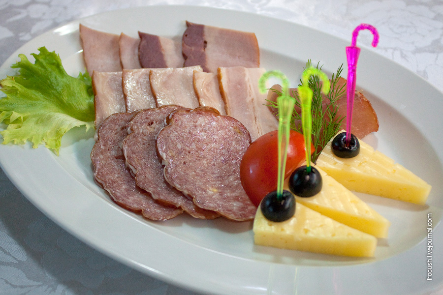 Ужин 3 июля 2010 года на теплоходе «М.В.Ломоносов». Мясная закуска