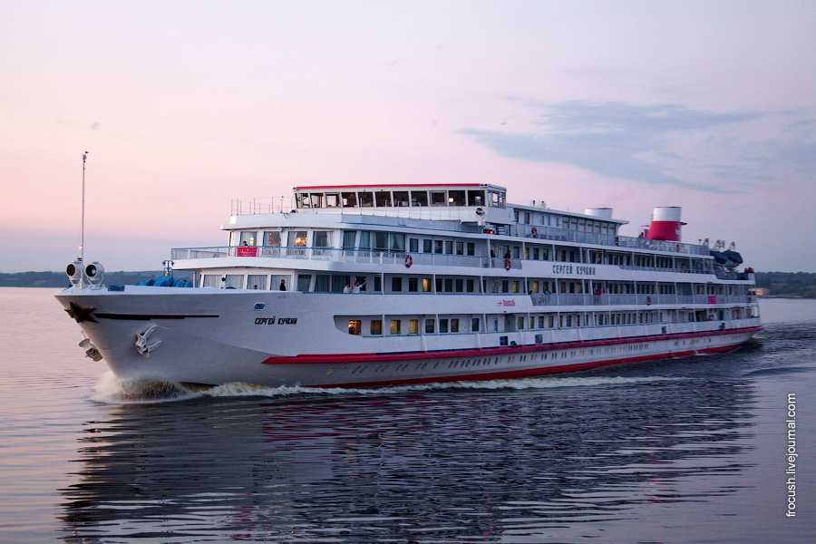 Вечер 3 июля 2010 года между Калязиным и Угличем. Теплоход «Сергей Кучкин» идет вверх по Волге.
