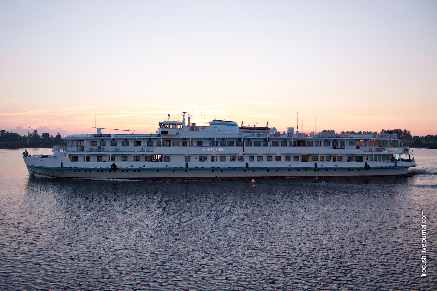 Вечер 3 июля 2010 года между Калязиным и Угличем. Теплоход «Бородино» идет вверх по Волге.
