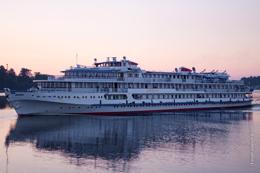 Вечер 3 июля 2010 года между Калязиным и Угличем. Теплоход «Рылеев» идет вверх по Волге.