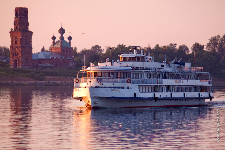 Вечер 3 июля 2010 года между Калязиным и Угличем. Теплоход «Паллада» идет вверх по Волге.