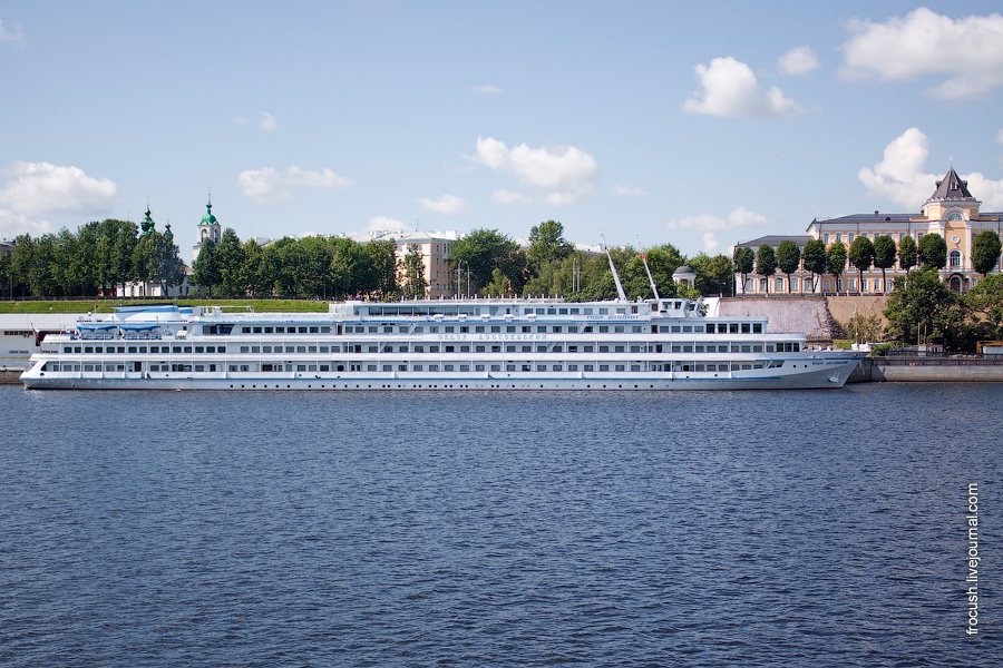 4 июля 2010 года теплоход «Федор Достоевский» на речном вокзале Ярославля.