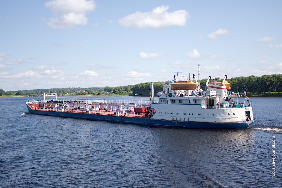 Танкер «Омуль», тип «Волгонефть», проект 1577, 1970 год постройки, бывшее название «Волгонефть-211». 4 июля 2010 года идет вверх по Волге от Ярославля.