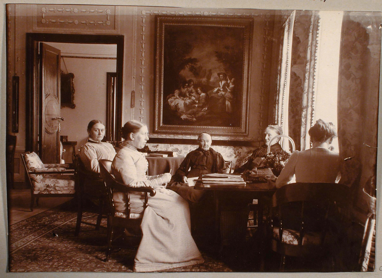 68. Члены семьи Николаи в гостиной; слева направо: Александра Николаевна Николаи, Мария Николаевна Николаи, графиня Елизавета Георгиевна фон Гуттен-Чапская (урожд. баронесса Мейендорф) - сестра Софьи Егоровны (Георгиевны) Николаи, баронесса Софья Егоровна (Георгиевна) Николаи (урожд. Мейендорф), спиной сидит Софья Николаевна фон дер Пален (урожд. Николаи)