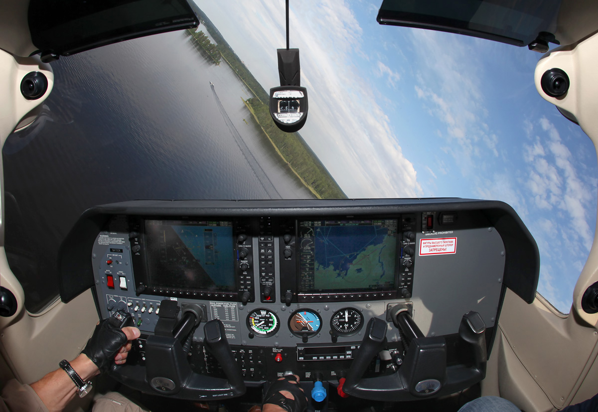 Cessna-182T-Vouksa-Gory-cockpit-deepturn